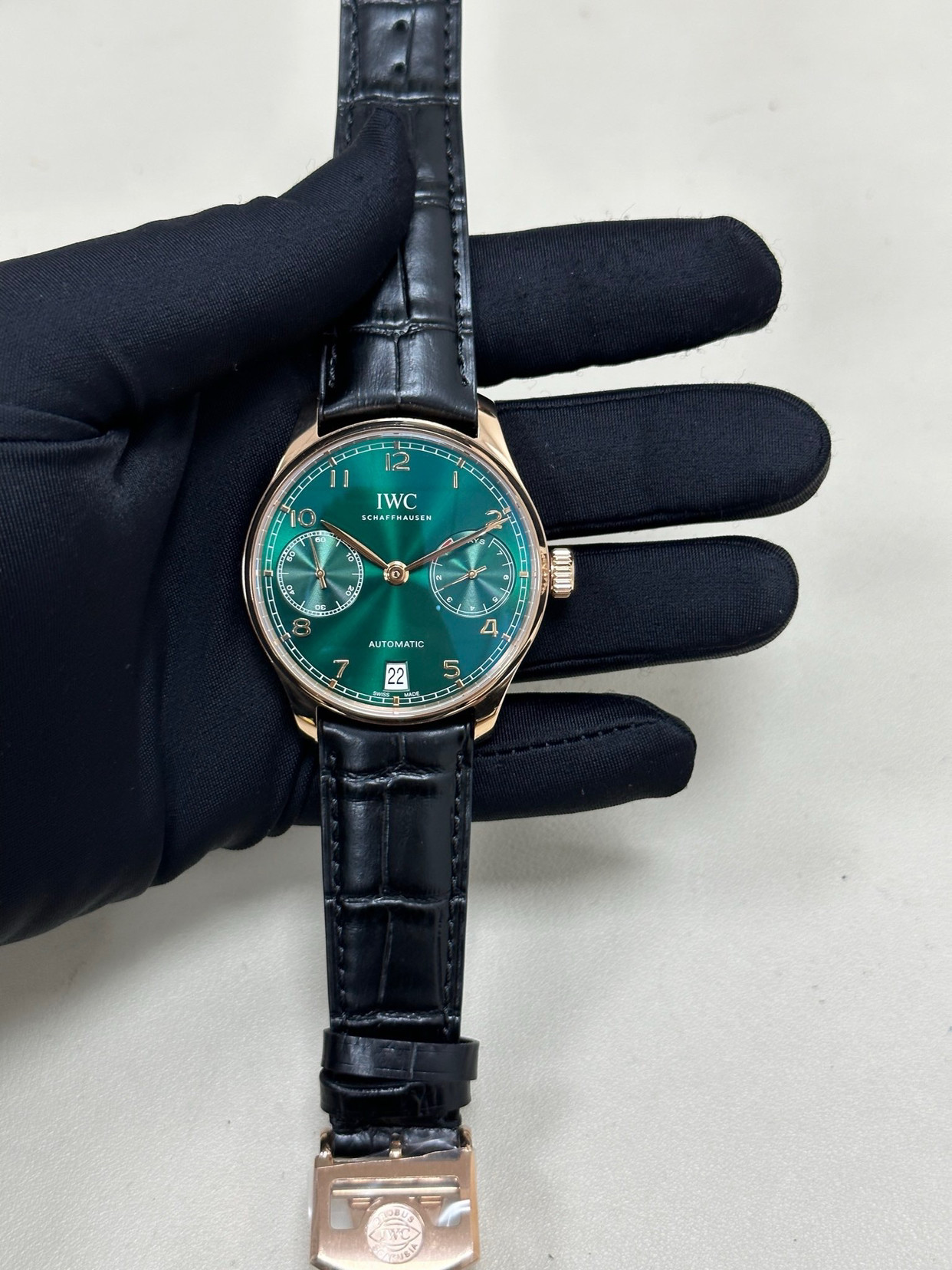 万国葡七极光绿：一抹绿意的时光诗篇在腕表的缤纷世界里，绿色，是近些年最受瞩目的颜色之一。而万国葡萄牙