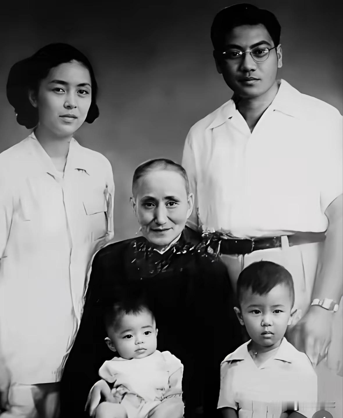唐国强幼年全家福曝光，书香门第，隔代遗传神似奶奶。镜头下，年幼的唐国强依偎在家人