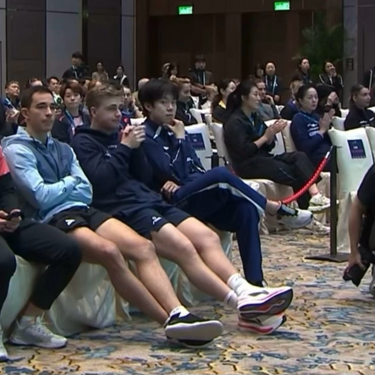 小萌狗不敢看着lp下台就这样欲盖弥彰往另一头看