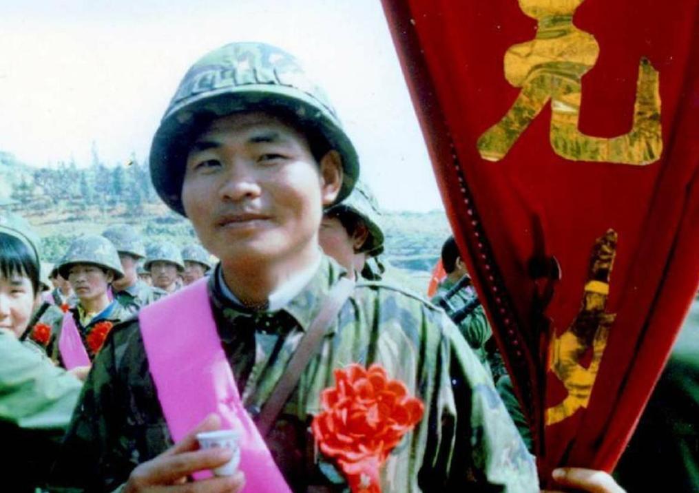 1985年12月底，陇西火车站，28名战士即将奔赴老山前线。父母们围住代