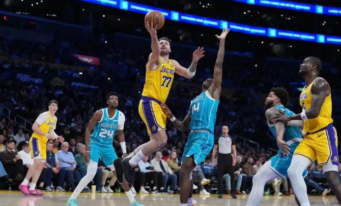 湖人VS黄蜂比赛中，东子打球你都能看出规律第一节有体力疯狂得分第二节休息替补