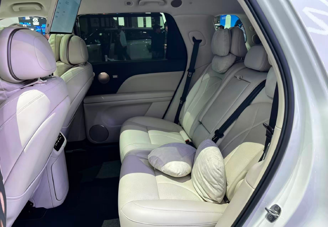 026北京车展：智己LS8亮相，25万级直接拉满旗舰配置。