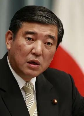 日本前首相石破茂针对日本高士早苗新型军国主义活动曾说，“日本若偷袭中国，会重走当