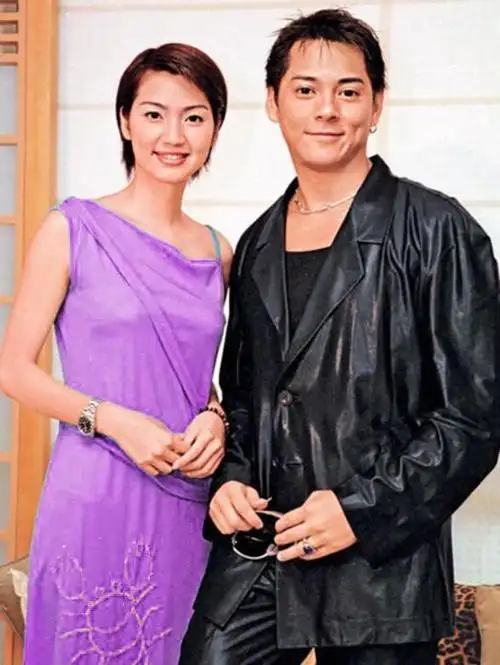 2000年，洪欣和莫少聪分手后不久，发现自己怀孕了，莫少聪冷漠地说:“你这么爱玩
