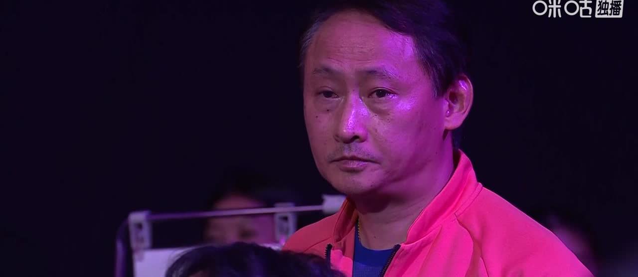 张本夺冠，张父的表情“耐人寻味”！50岁的年纪，70岁的苍老，远走他乡的