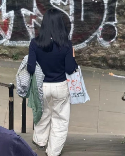 43岁的年纪，陈法拉的体态依然很年轻，光看背影根本猜不出她已经是两个孩子的妈妈。