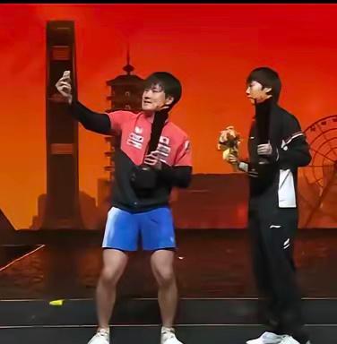 合影满脸嫌弃！王曼昱抛下张本智和扭头就走通常来讲，男女单打冠军