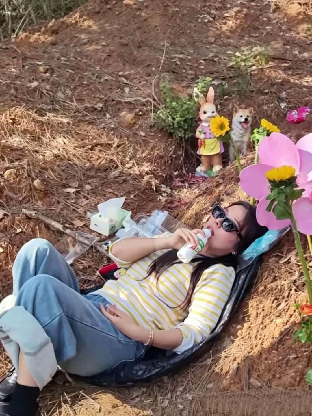 清明最破防瞬间！50岁妈妈驱车300公里，趴在女儿坟上久久不愿起清明这段时