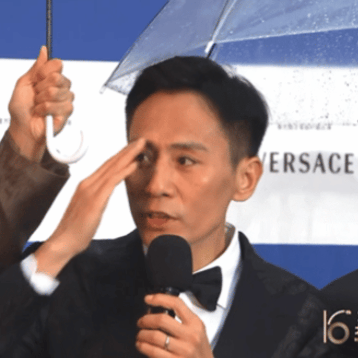 刘烨打伞表面从容淡定，头顶大雨纷飞，刘烨红毯名场面诞生。北影节红毯