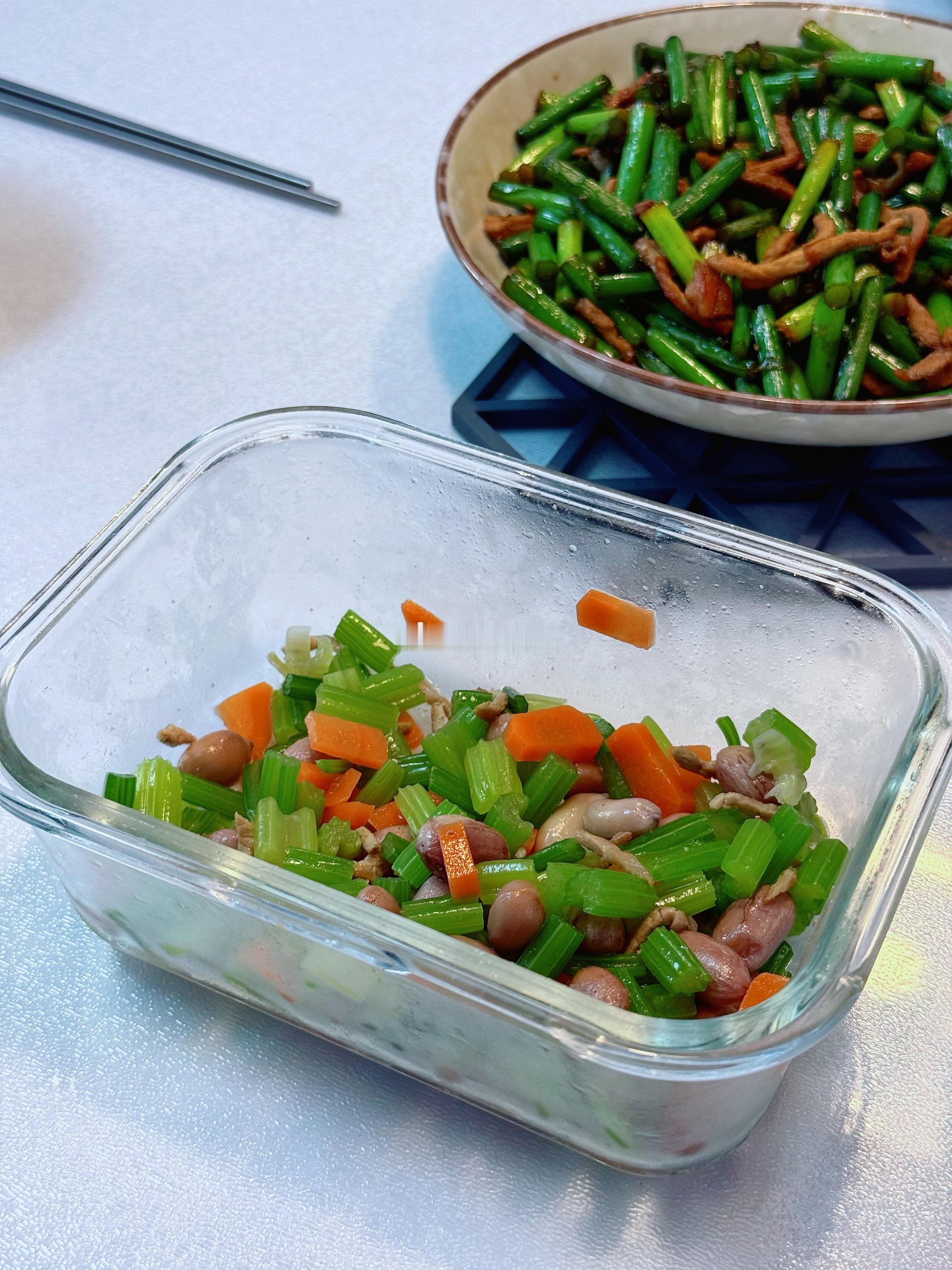 美食中午携家夫来蹭饭，今天中午吃酱焖鲤鱼、肉炒蒜苔、炝拌花生米，吃完午饭还能抱着睡一会，真好！大家午