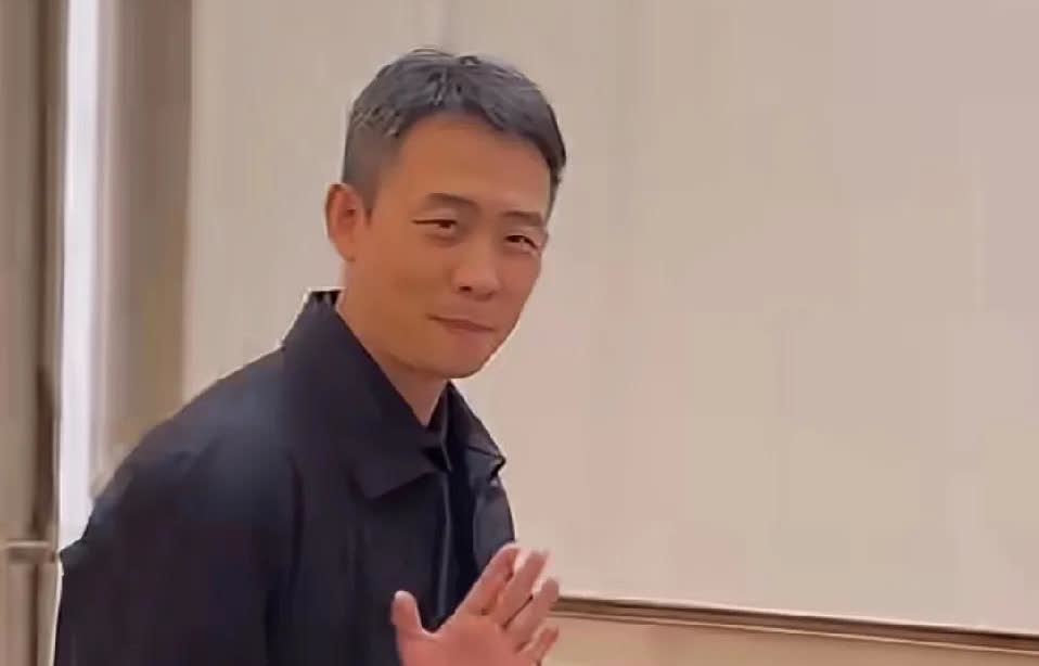 大家发现没有，张译有一个巨大的弱点，那就是现在给他递剧本的导演，