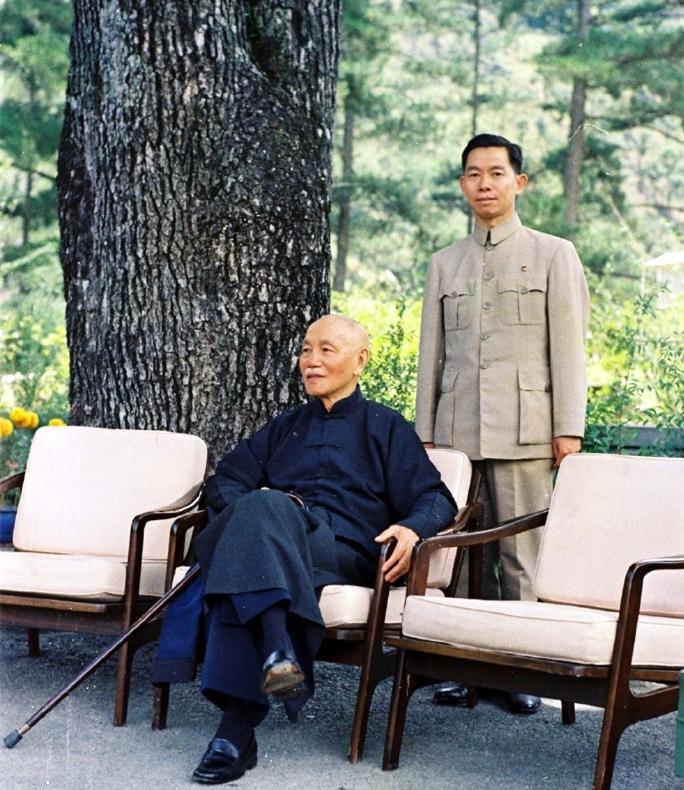 这是晚年的蒋中正与侍卫副官钱如标。蒋中正选择侍卫也有一定的标准。首先，他最喜欢浙