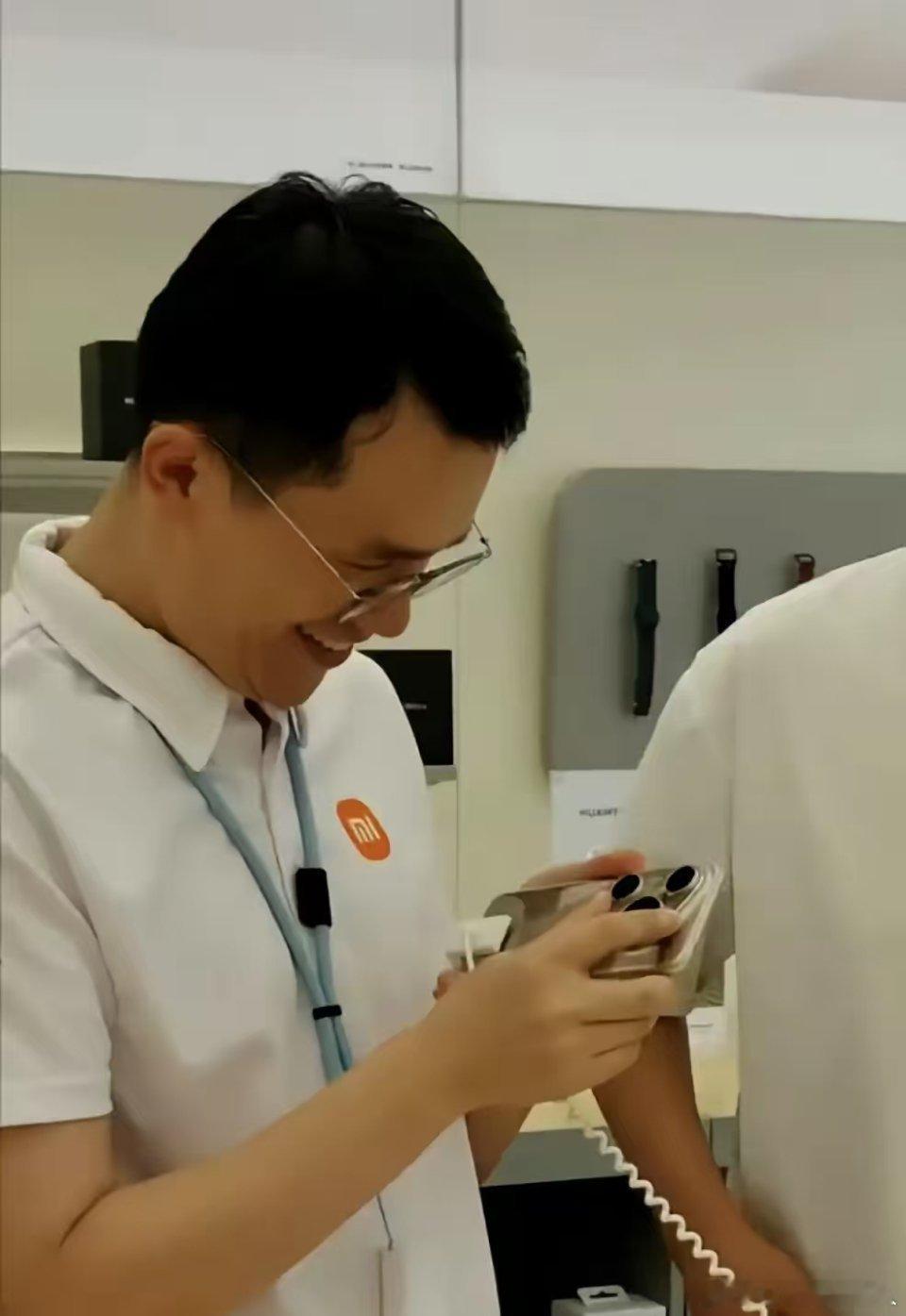王腾作为红米掌门人去看了华为pura80，边摸边笑啊，难不成红米要对标pura了
