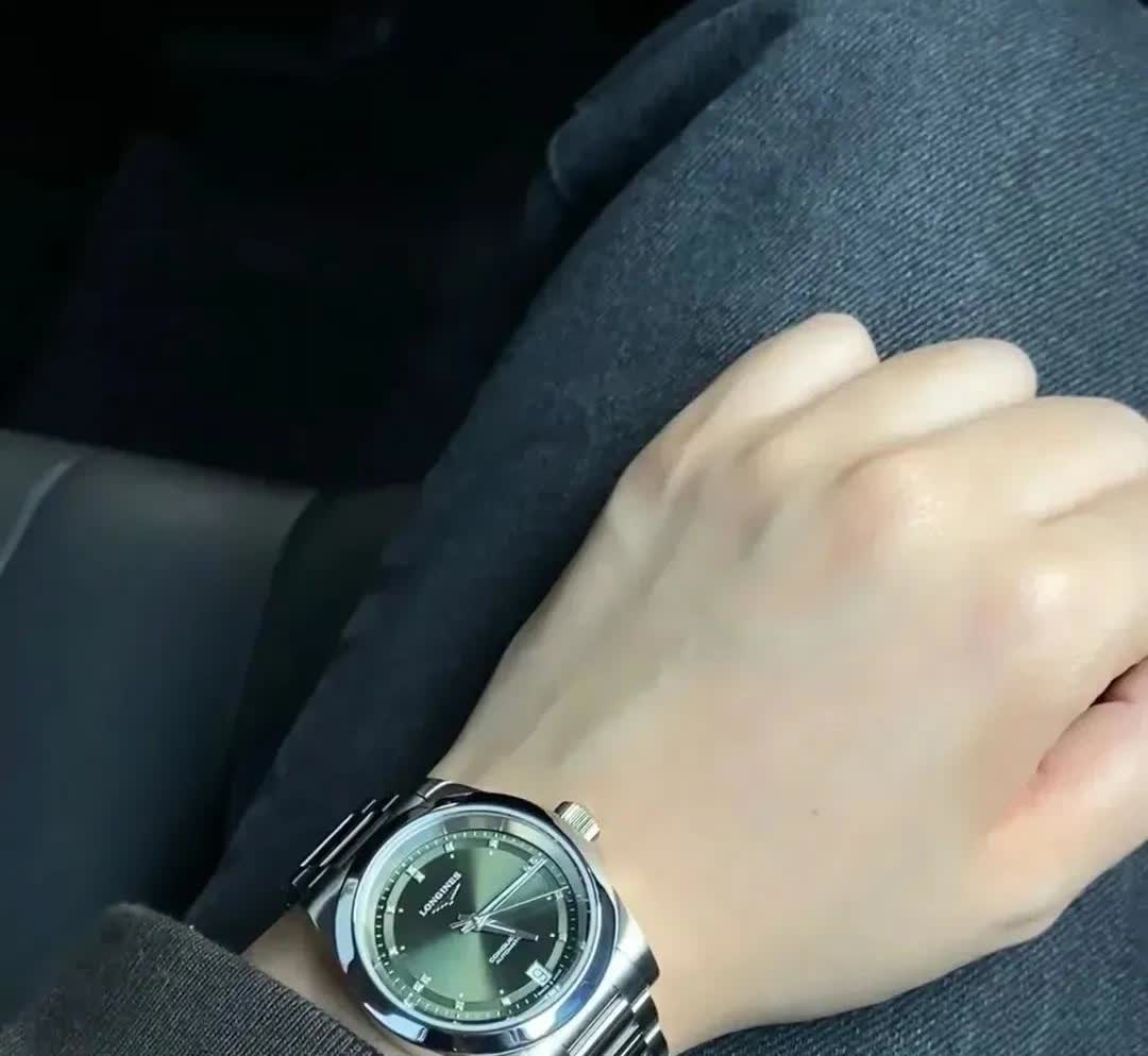 广西，一名女子的老公下班回到家后，她发现老公的手上戴了一块表，她好奇地问了一下价