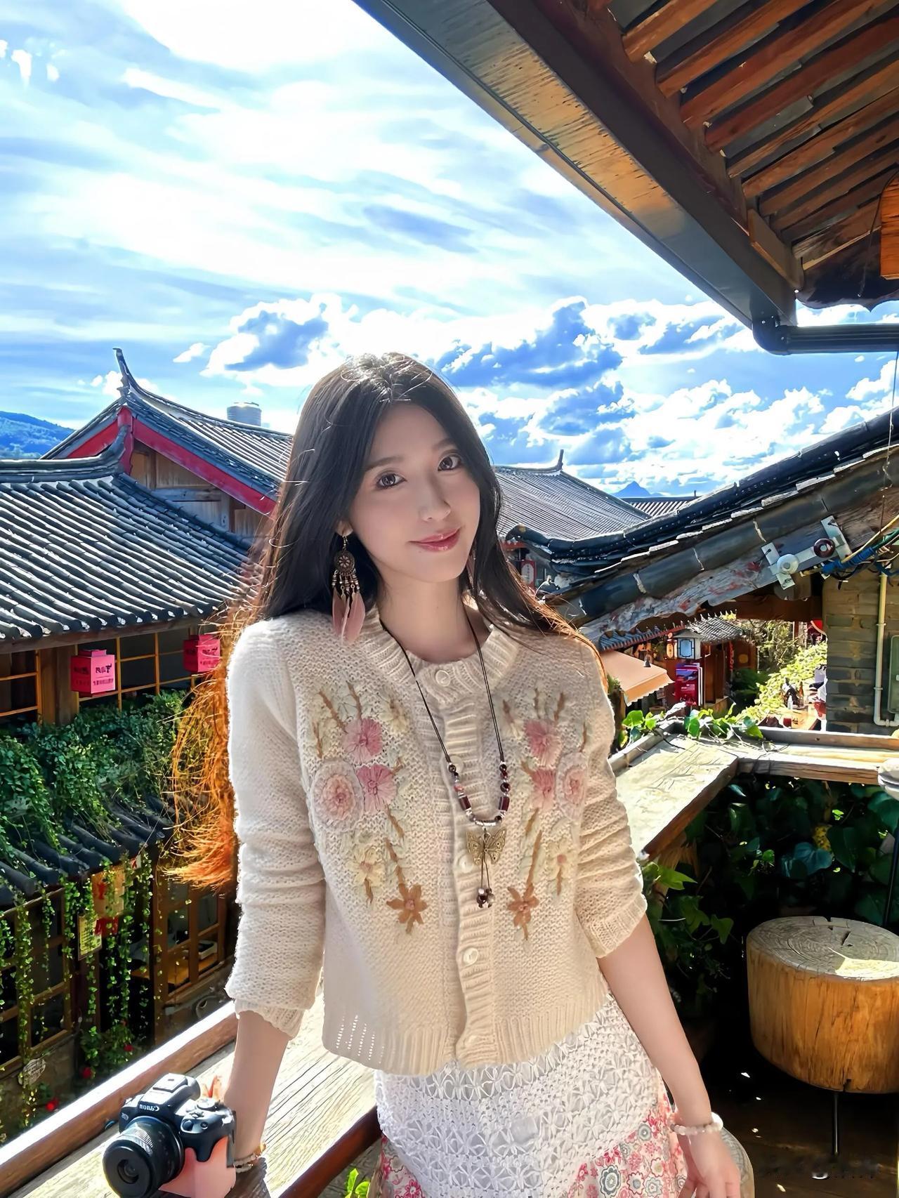 雪山脚下的白沙古镇，在门口拍照真的超级出片，特别是下午三四点的阳光，开闪光