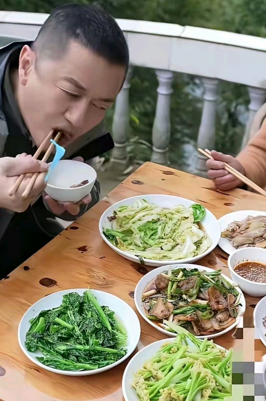 李亚鹏现在吃饭，桌上基本没硬货。空心菜、菠菜豆腐汤、小米粥、地里掐的野菜，五个菜就一个肉。以前陪王菲