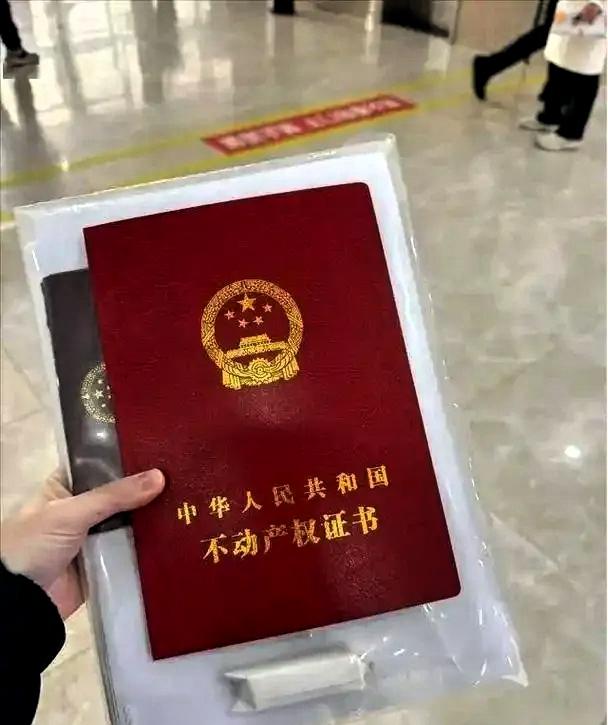 上海一姑娘跟男友同居半年，某天收拾衣柜时翻出一张房产证，打开一看，上面写着男友的