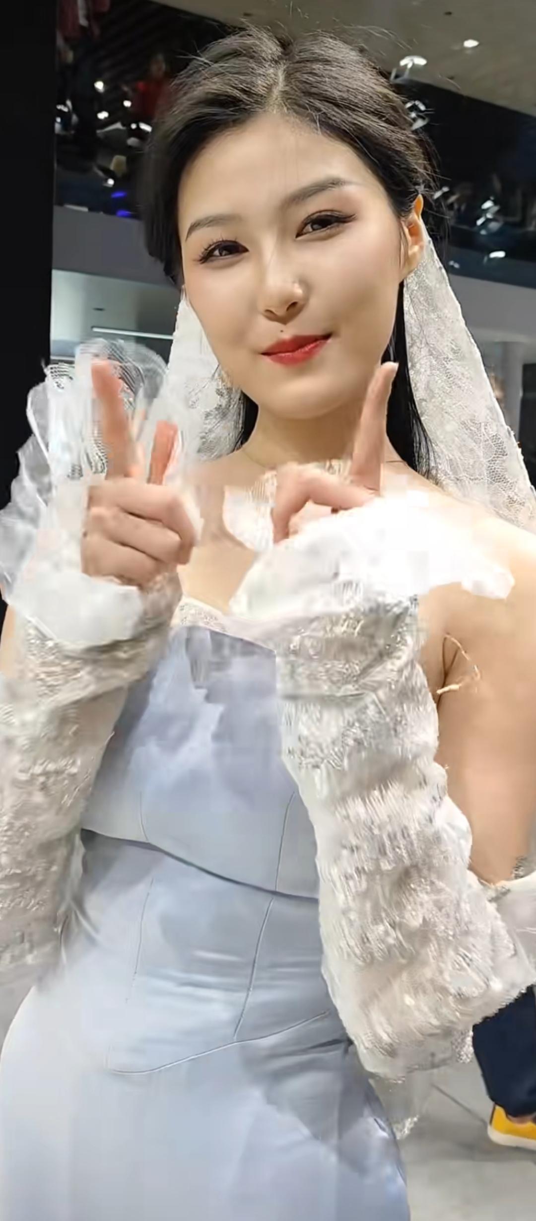 梦幻婚纱试穿体验，优雅气质尽显！💍✨