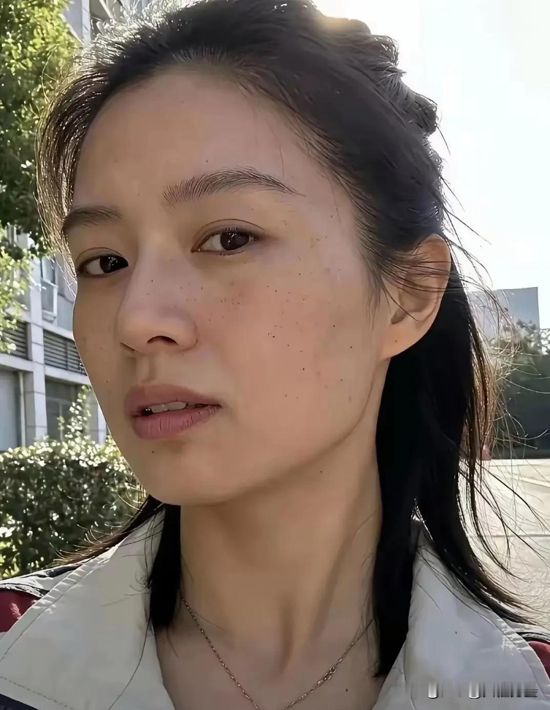 有人说我长得像大众情人高圆圆，就是黑头多了点，稍微化妆肯定更像