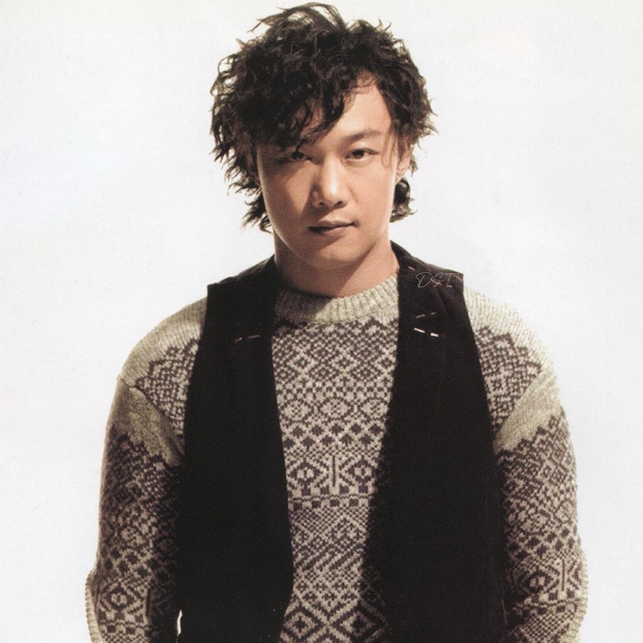 笑不活了，网友说陈奕迅今晚打开微信发现自己被李荣浩单删了，因为陈奕迅去单依纯演