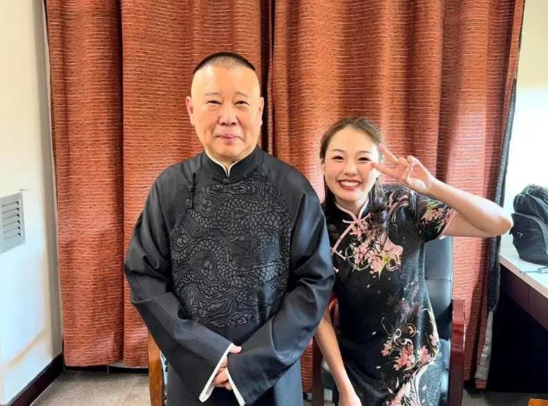 这回赵芸一怕要哭晕在厕所了！这两天著名电视节目主持人王伟忠在采访郭德纲时候问起郭