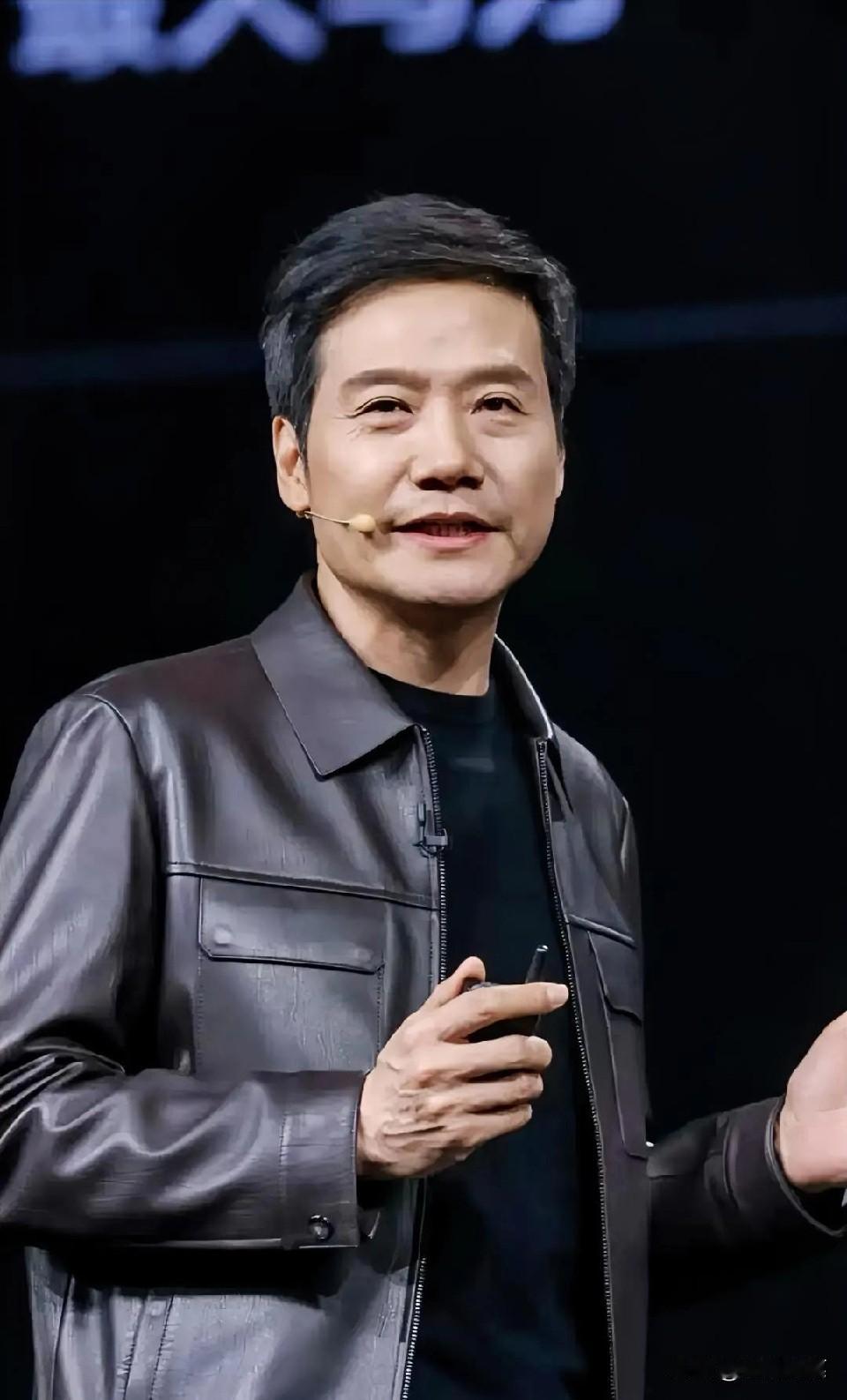 雷军轻飘飘一句‘第一代SU7下线了’，评论区全在帮他算账：36万多，接近37