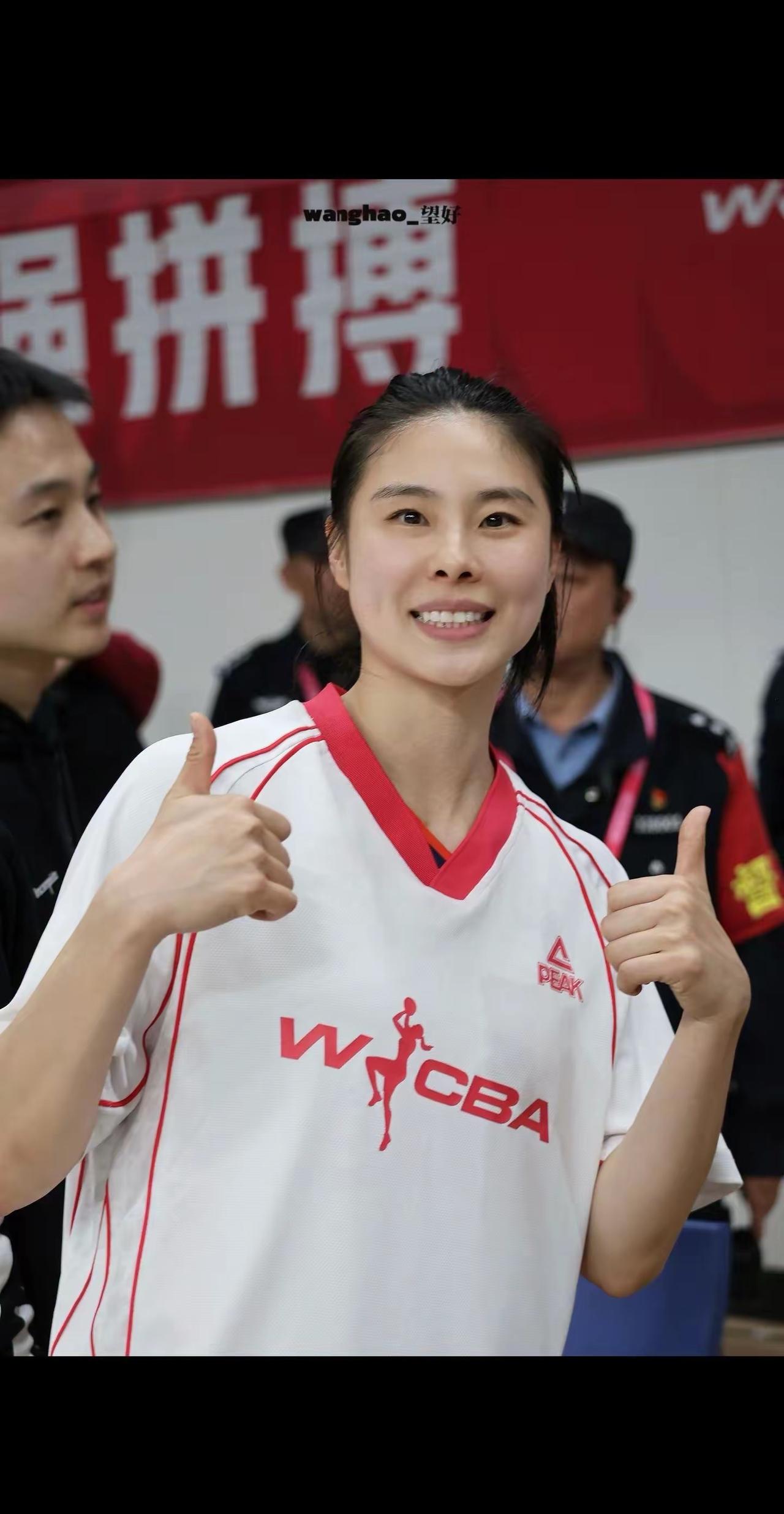 四川女篮与山西女篮各位置球员对位四川女篮有内线大中锋坎贝奇，有能力能外的内线