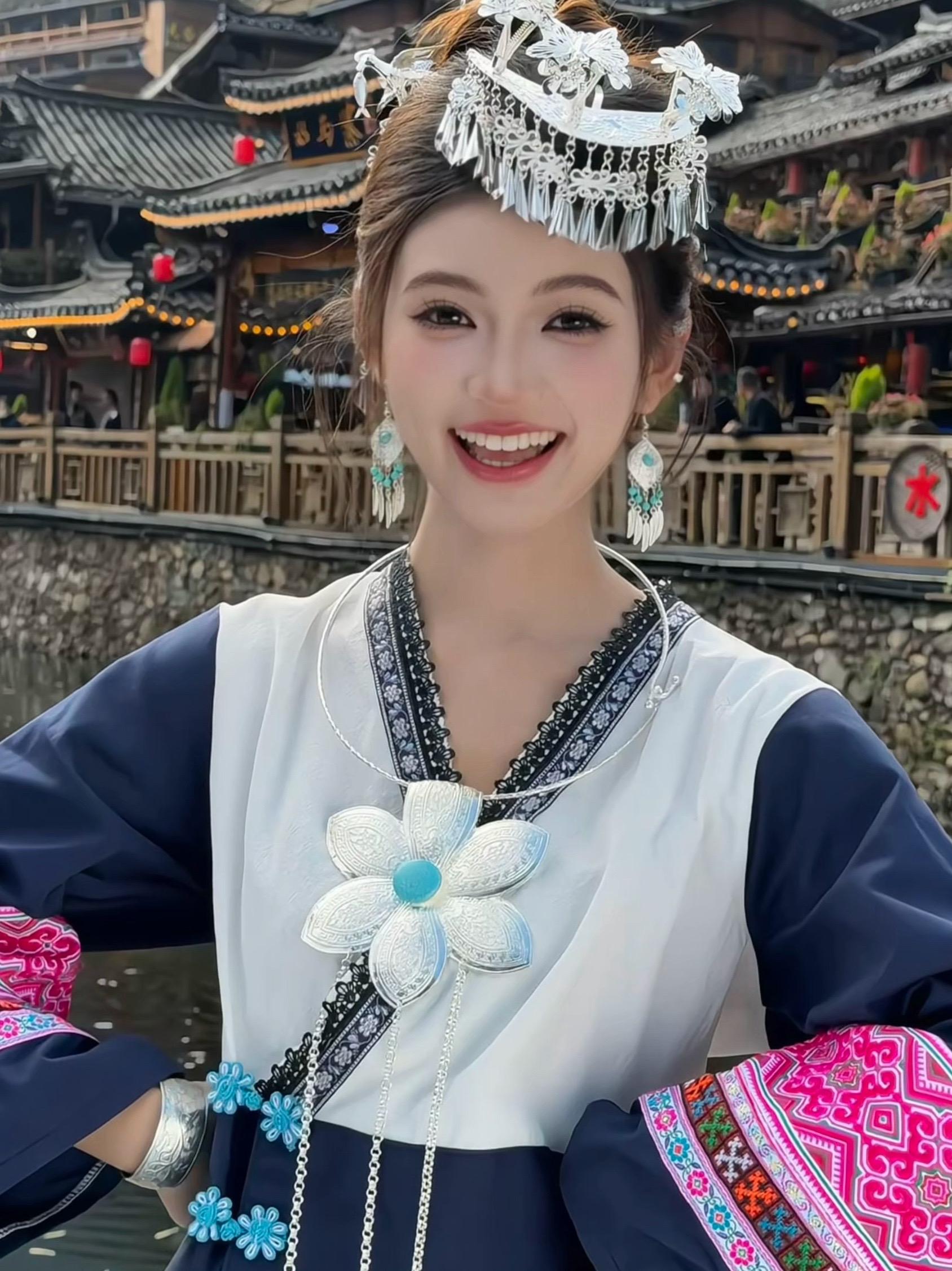 来苗寨别乱看，小心被我下相思蛊。