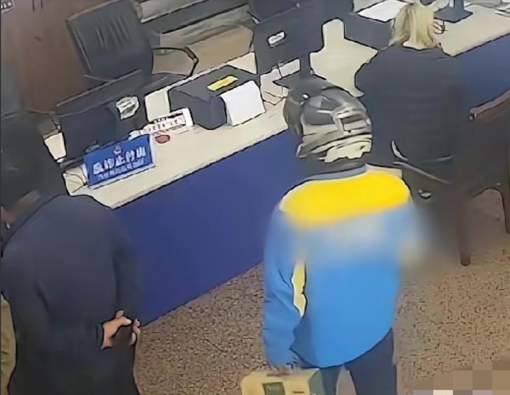 近日，重庆沙坪坝一快递小哥察觉货物异常，快递小哥:“说是邮寄的水果，我闻到箱子里