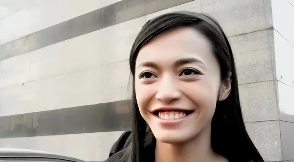 一次，姚晨参加郭德纲的节目，被观众起哄：“亲一个，亲一个！”郭德纲吓得赶紧摆手：