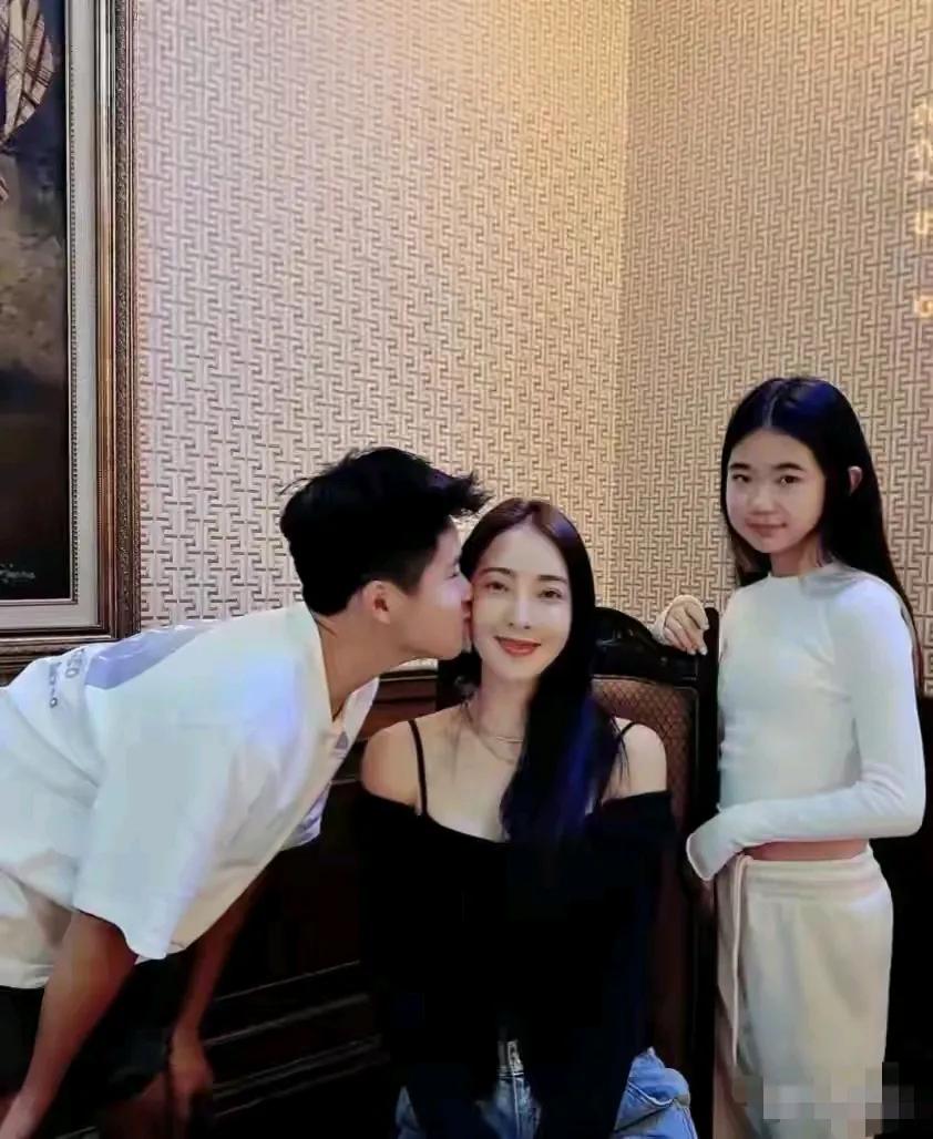 曹格前妻真漂亮，生了个儿子也比曹格帅多了，毕竟儿子随妈嘛。如今曹格一对儿女都长大
