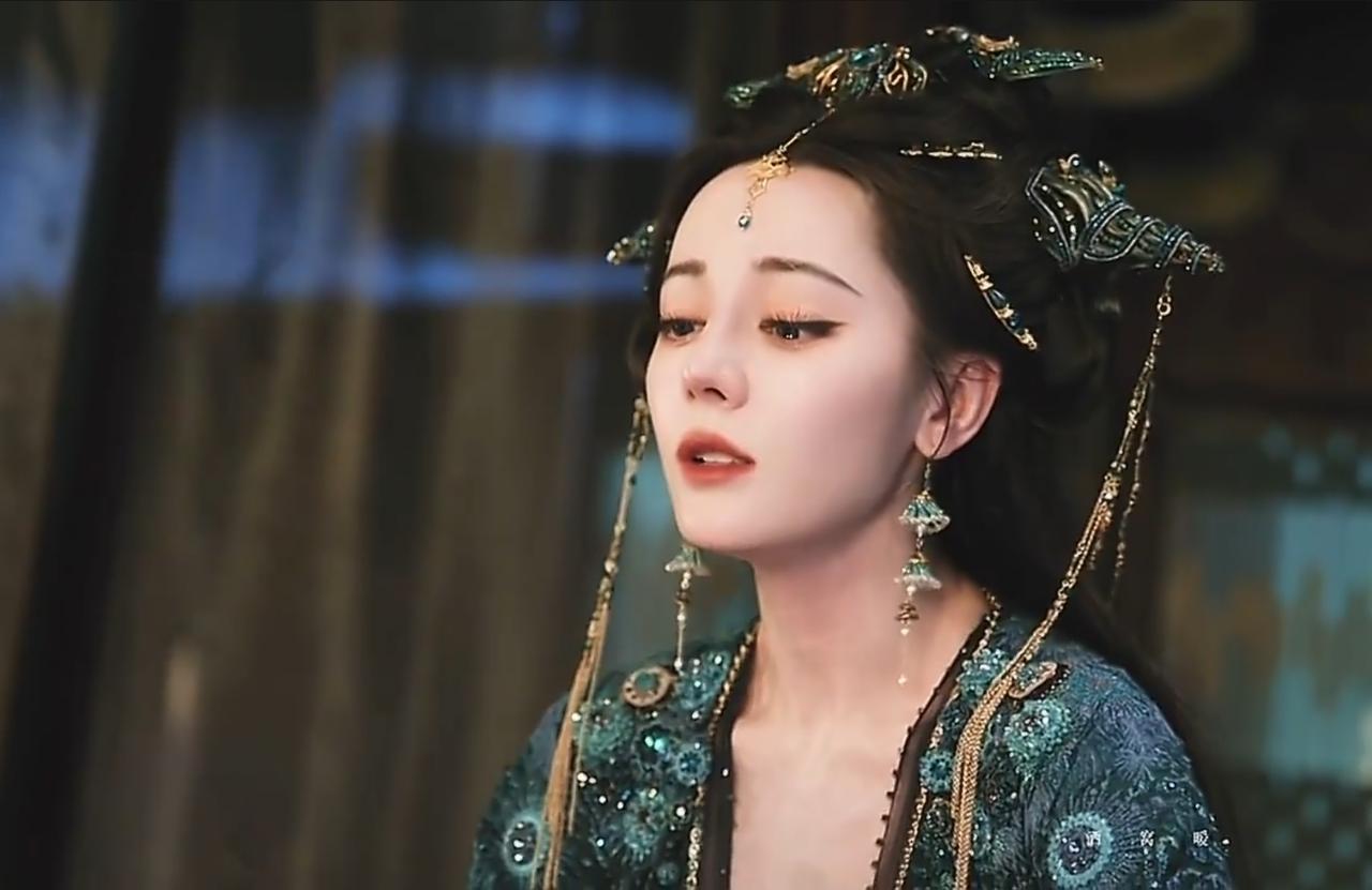 将近8万人点赞了一张扑克牌的照片，看了一下评论区里，都说像迪丽热巴。如果我没理