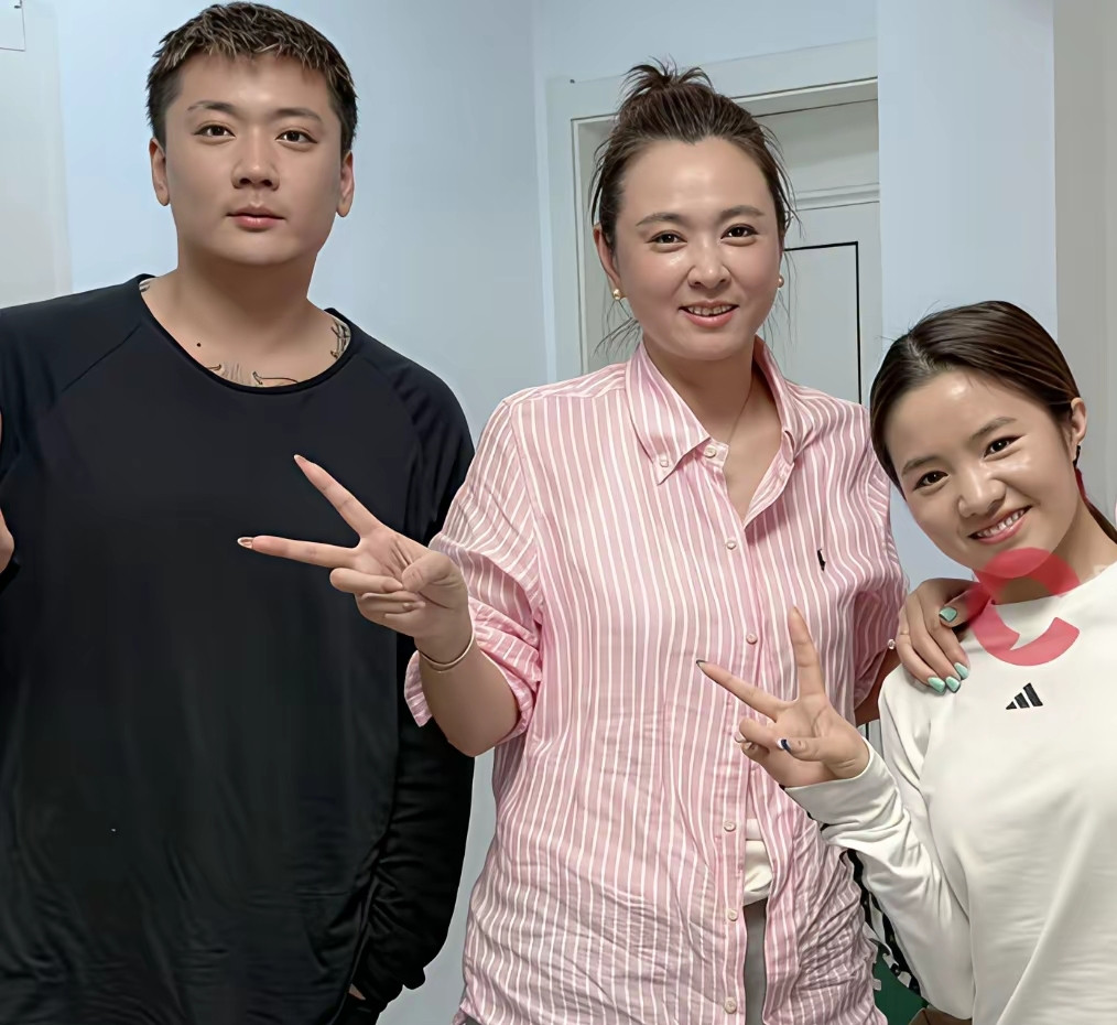晋妈到底对李勒优好不好？很简单，看看这些就清楚了。李勒优已经23岁，成年了。看看她穿什么，有没有名牌