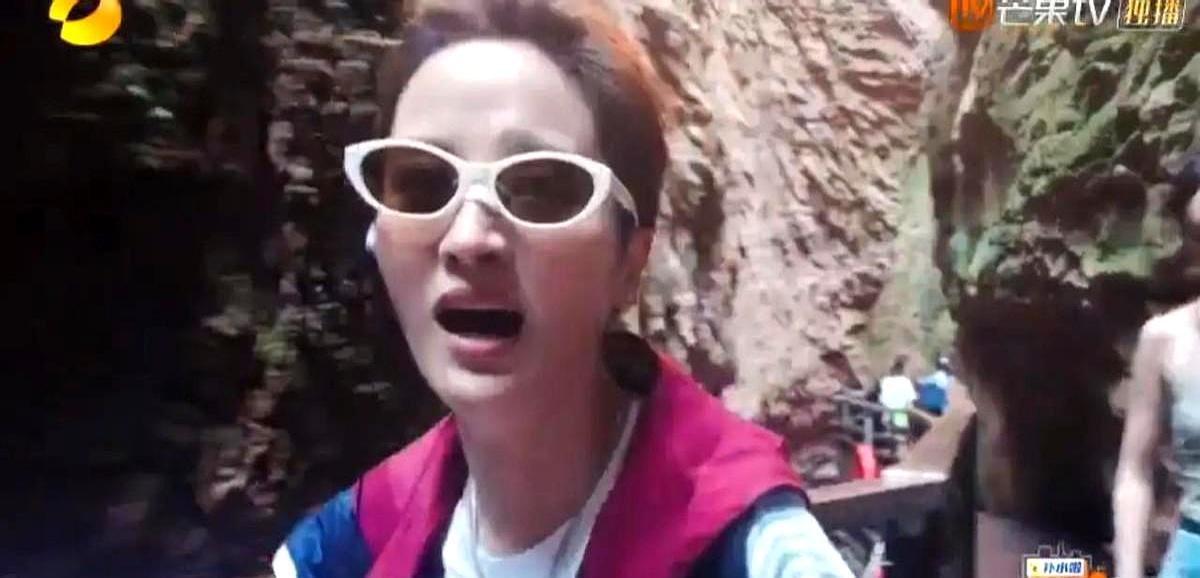 62岁叶童碾压小鲜肉，20岁刘耀文却被换下。重庆轻轨旁，一场人与机器的赛跑