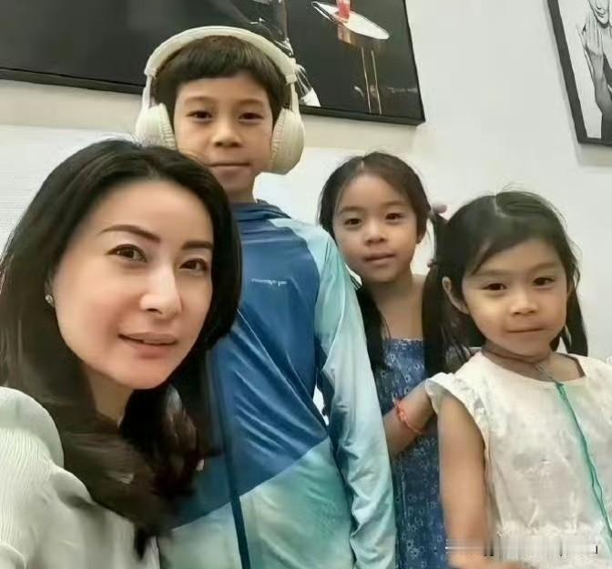 哇，郭晶晶家的基因分配也太公平了吧！三个娃完美继承了爸妈的特点。儿子眉眼间完