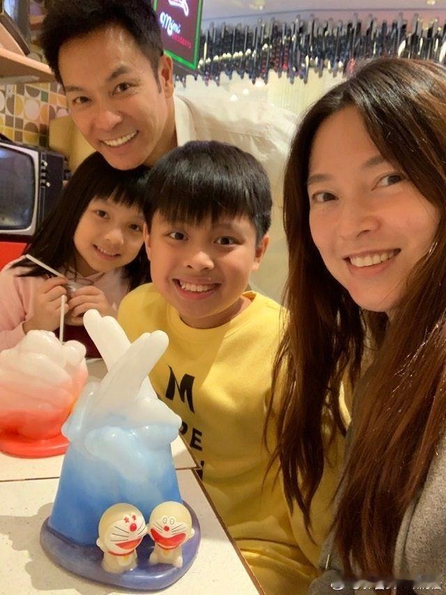 我的天！郭晋安前妻欧倩怡刚过完46岁生日，晒出的照片里满脸通红笑得超甜，这状态也