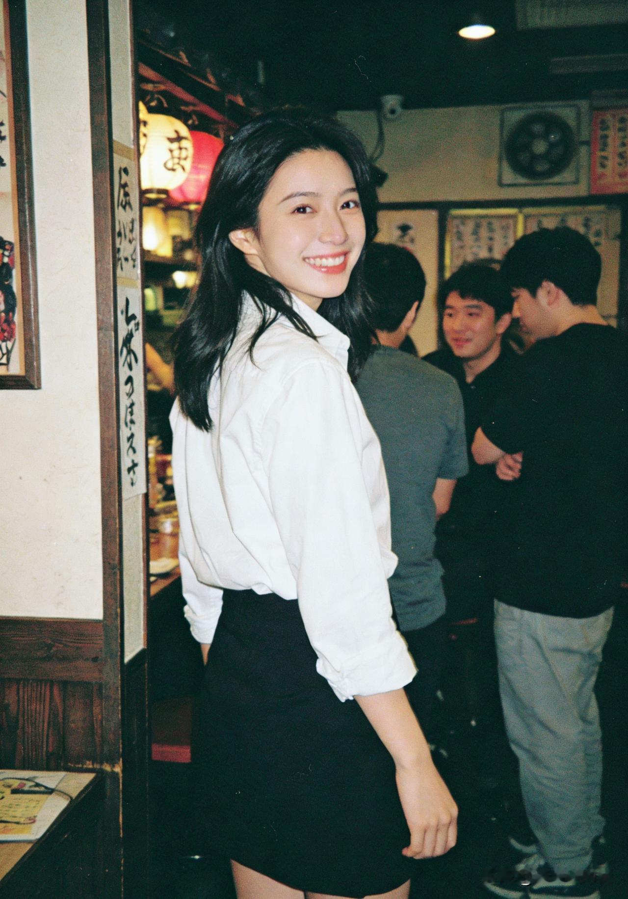 这么清纯的女生，已经很难看到了，有没有初恋般的心动感觉呢？