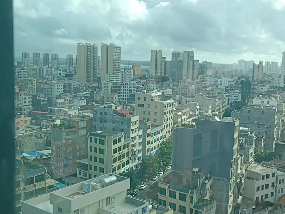 同事陪她妈妈住院时，隔壁80多岁老太太，喊了一晚上我要拉尿。护工竟然说拉尿裤