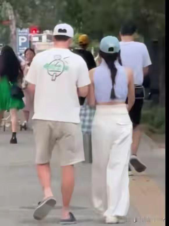 马龙带老婆逛街被偶遇！真的好松弛啊！马龙踩着拖鞋就出街了，晒黑了好多，皮肤黑红