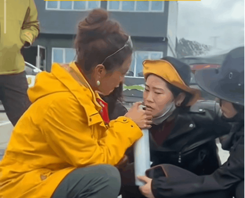 她离开的身影真美！主持人周迅在景区给晕倒女子吸氧，有一个女孩一直用手帮她拖着氧