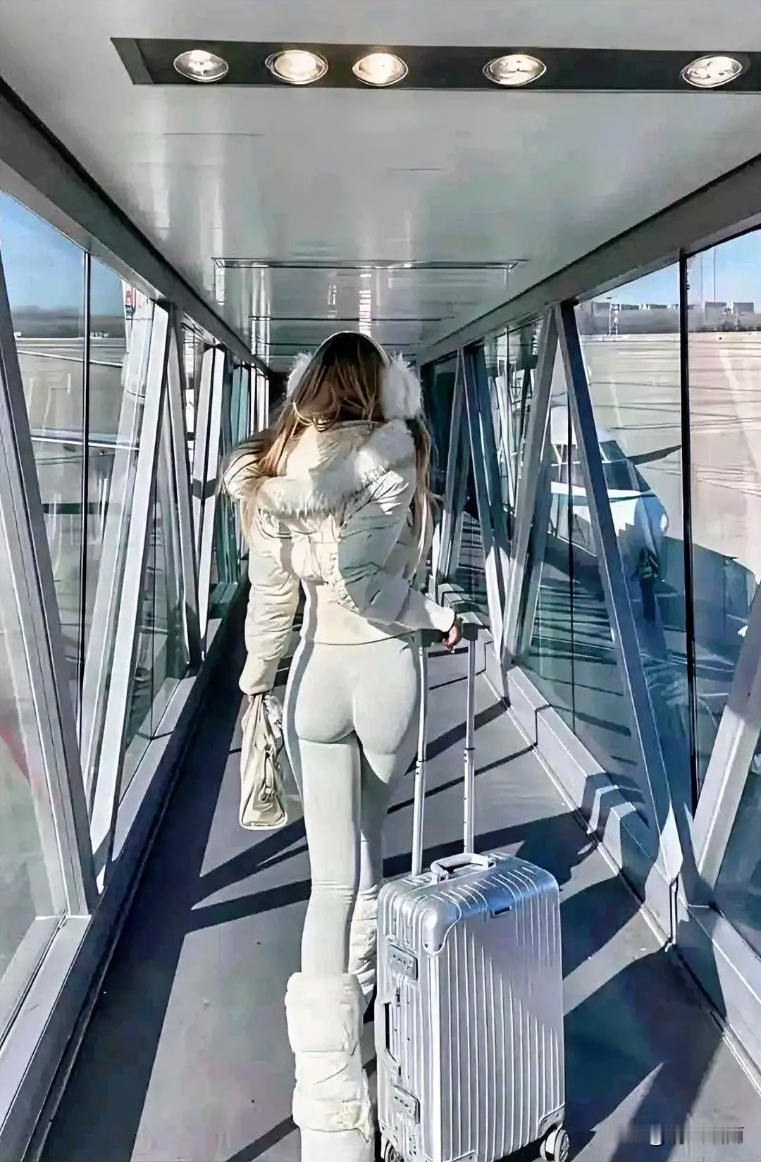 机场碰到的，如何才能引起她的注意呢？