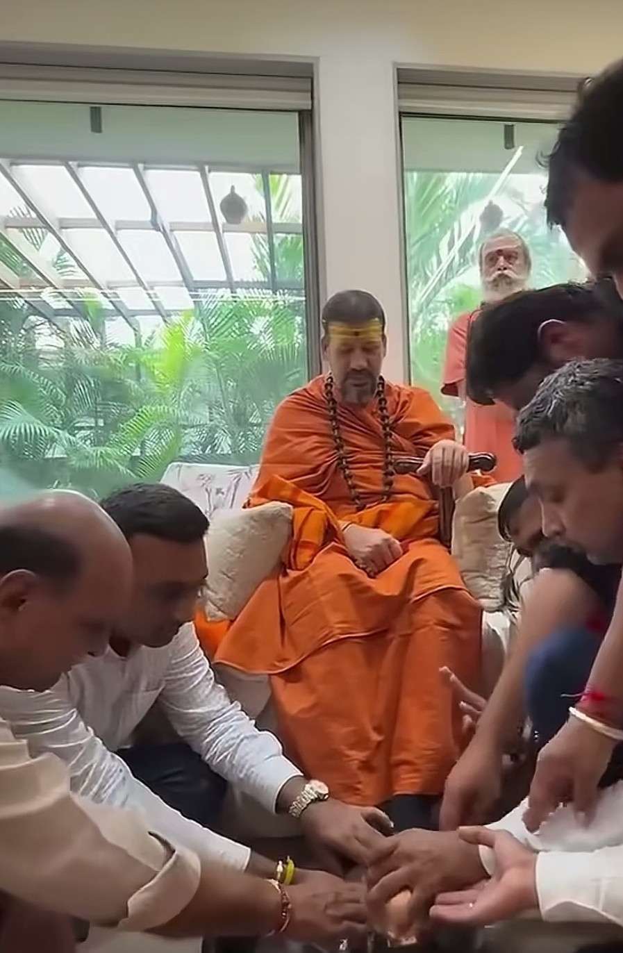 你如果是印度的婆罗门，你也会拥护莫迪，因为只有莫迪一直神神叨叨，印度的婆罗门就吃