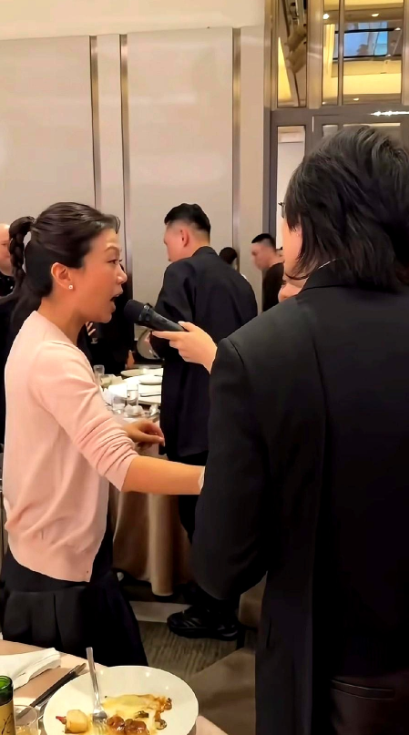 52岁的林有慧命太好了，她和小他14岁的老公萧敬腾一起出席好友孩子满月酒。这俩