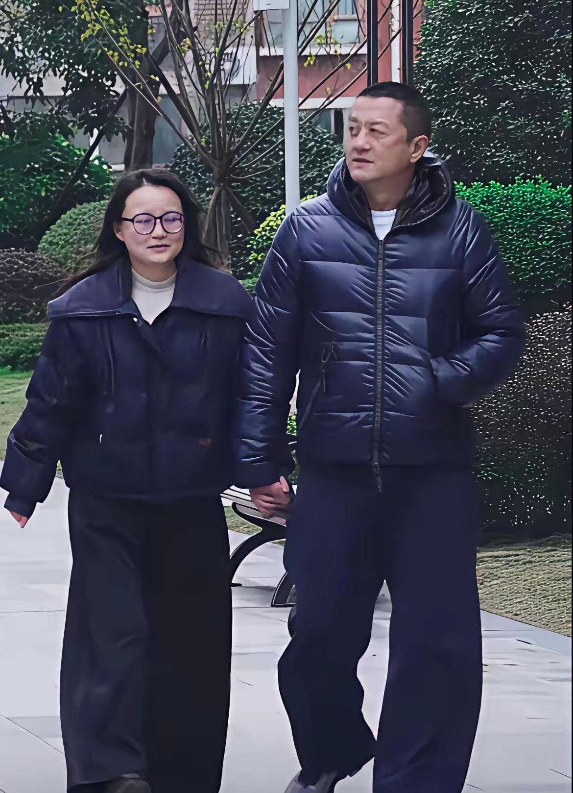 李亚鹏又杀回来了。这次不是演戏，是直播。单场销售额破千万，主打文化产品。他