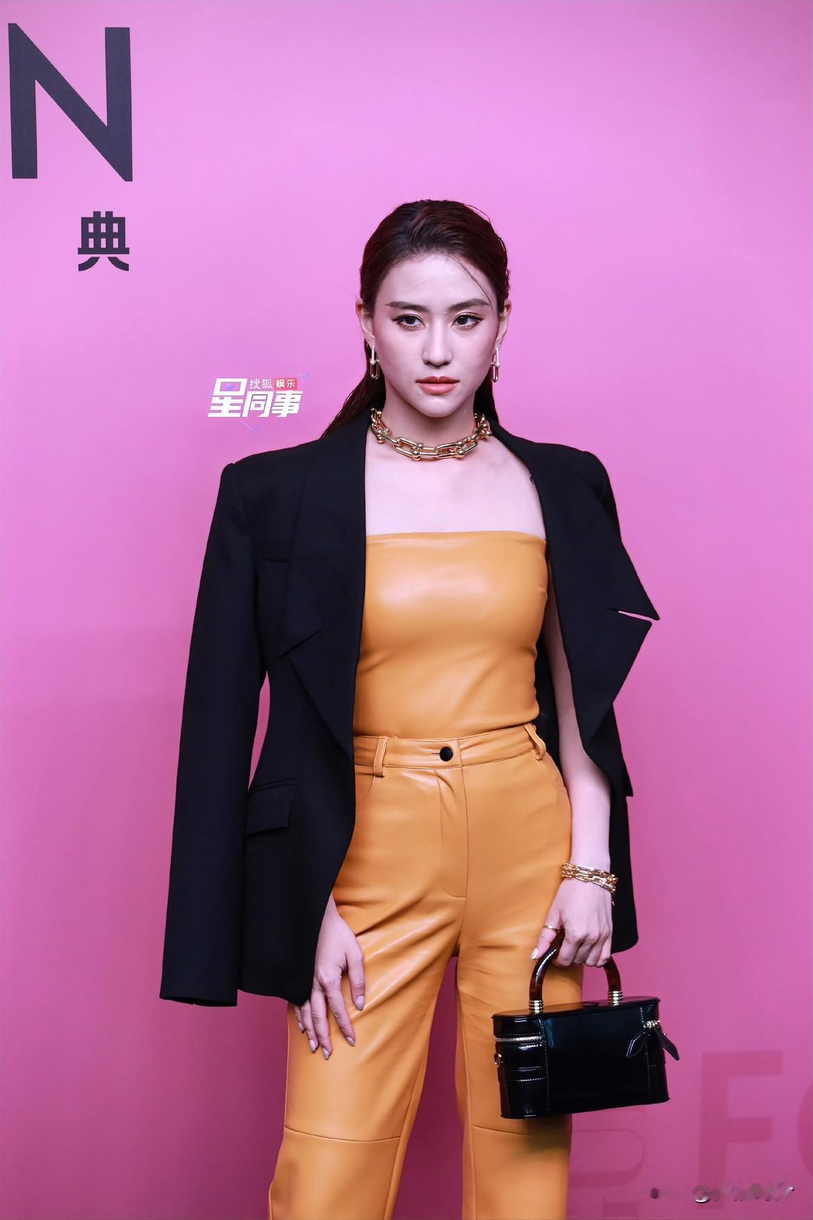 现在最糟心的就是何超莲了因为一旦离婚她可就找不到更好的下家了！在赌王