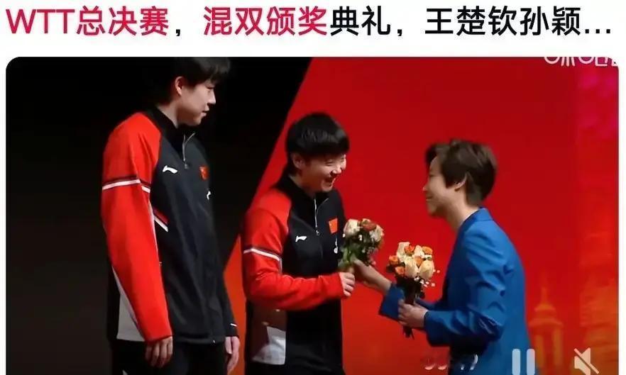 昨天看WTT香港总决赛混双颁奖，张怡宁一出来我就眼前亮了。44岁的人，高个