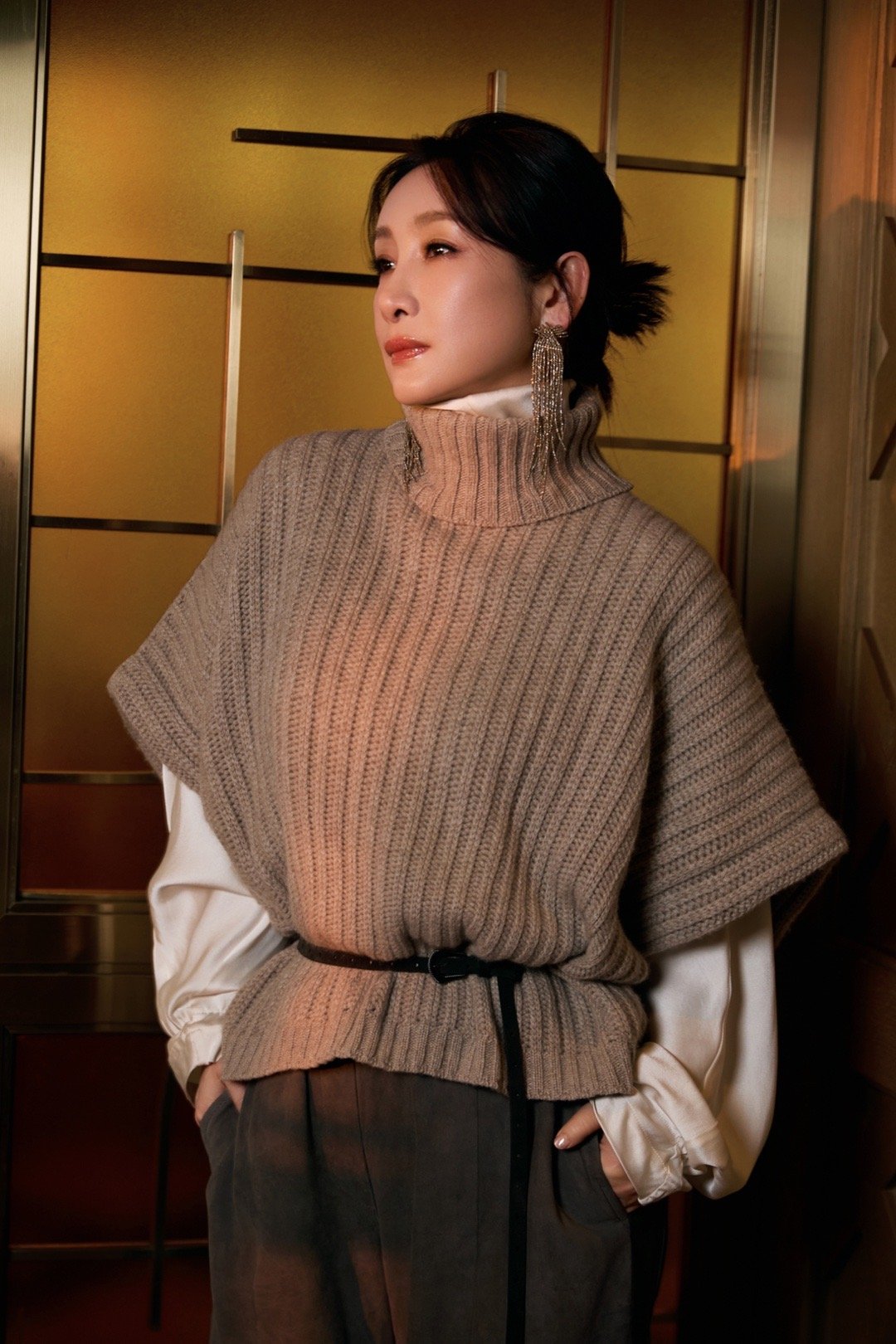 秦海璐用极简风穿出高级感，出席BC盛典一身高领针织衫温暖又优雅，搭配精致珠宝，在