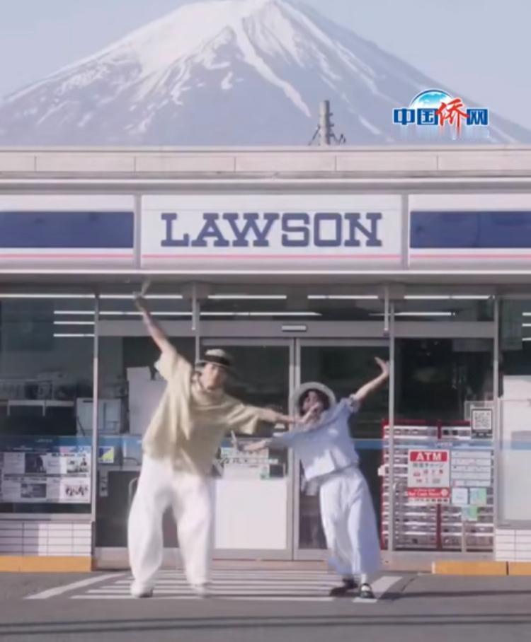 5月25日前后，一段中国情侣在日本富士山下便利店门口跳舞的视频，被翻到X上炸了4