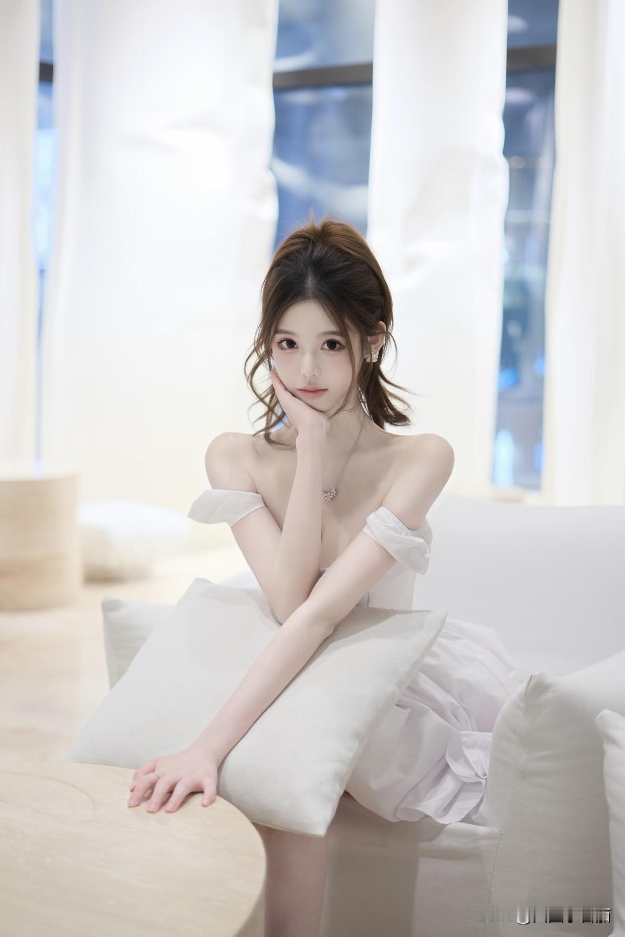 一身白裙半肩温柔在喧嚣里也能寻得片刻的松弛与清宁美少女美景分享