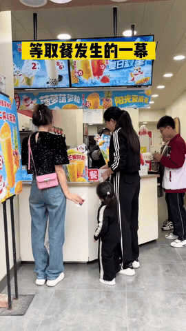 身教重于言教！一位母亲带着女儿在买冰淇淋，妈妈忙着在接冰淇淋，没想到，女儿张